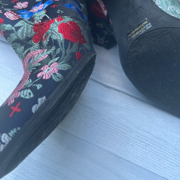 One of a kind show stopper Boots - Picture 9 of 11